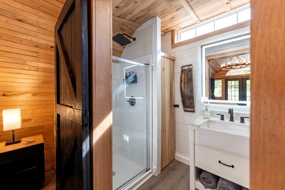 Cozy Wine Barrel Stay with Fire Pit on Keuka Lake Wine Trail near Penn Yan, New York - Penn Yan, New York - glamping.directory