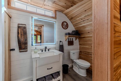 Cozy Wine Barrel Stay with Fire Pit on Keuka Lake Wine Trail near Penn Yan, New York - Penn Yan, New York - glamping.directory