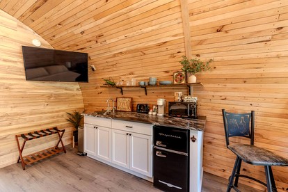 Cozy Wine Barrel Stay with Fire Pit on Keuka Lake Wine Trail near Penn Yan, New York - Penn Yan, New York - glamping.directory