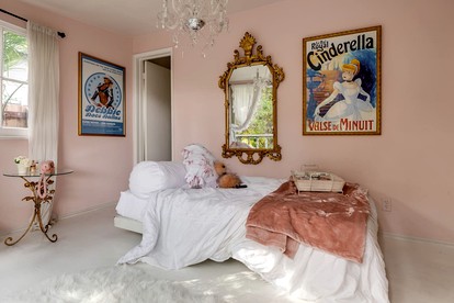 Majestic Topanga Vacation Rental with a Lovely Fireplace - Topanga, California - glamping.directory