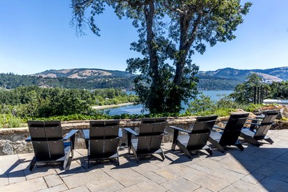 Pure Glamping Cottage with Breathtaking Views and Hot-tub in Hood River, Oregon - Hood River , Oregon - glamping.directory