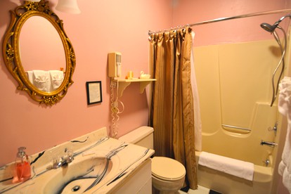 Luxury Suite Rental with a Hot Tub near Deep Creek Lake in Maryland - Oakland, Maryland - glamping.directory