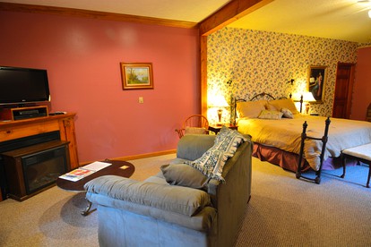 Luxury Suite Rental with a Hot Tub near Deep Creek Lake in Maryland - Oakland, Maryland - glamping.directory