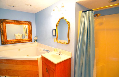 Luxury Suite Rental with a Hot Tub near Deep Creek Lake in Maryland - Oakland, Maryland - glamping.directory