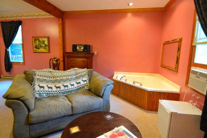 Luxury Suite Rental with a Hot Tub near Deep Creek Lake in Maryland - Oakland, Maryland - glamping.directory