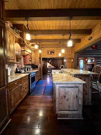 Stunning Log Cabin Retreat for Forest Glamping Escapes in Idyllwild, California - Idyllwild, California - glamping.directory