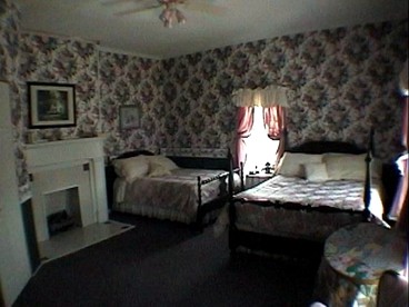 Regal Suite Getaway with Clawfoot Bathtub Outside of Nashville, Tennessee - Indian Mound, Tennessee - glamping.directory