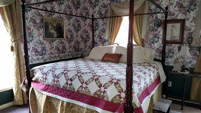 Regal Suite Getaway with Clawfoot Bathtub Outside of Nashville, Tennessee - Indian Mound, Tennessee - glamping.directory