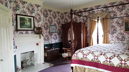 Regal Suite Getaway with Clawfoot Bathtub Outside of Nashville, Tennessee - Indian Mound, Tennessee - glamping.directory
