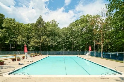 Spectacular Cabin with Game Room and Open Concept Interior in East Stroudsburg, Pennsylvania - East Stroudsburg, Pennsylvania - glamping.directory