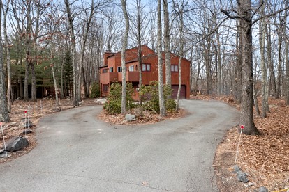 Spectacular Cabin with Game Room and Open Concept Interior in East Stroudsburg, Pennsylvania - East Stroudsburg, Pennsylvania - glamping.directory