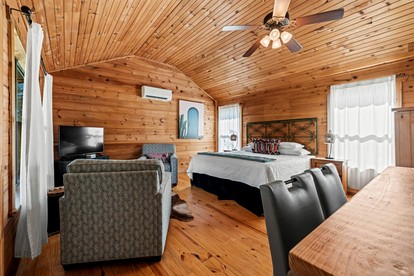 Pet-Friendly Cabin with Sweeping Views Overlooking Fredericksburg, Texas - Fredericksburg, Texas - glamping.directory