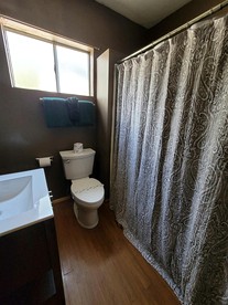 Charming, Pet Friendly Cottage with Private Sun Deck and Shared Outdoor Pool near Magic Mountain, Big Bear - Big Bear Lake, California - glamping.directory