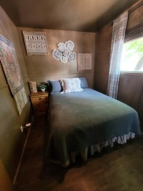 Charming, Pet Friendly Cottage with Private Sun Deck and Shared Outdoor Pool near Magic Mountain, Big Bear - Big Bear Lake, California - glamping.directory