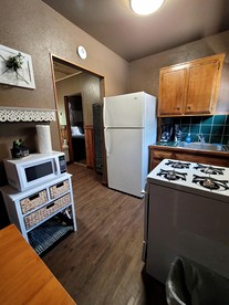 Charming, Pet Friendly Cottage with Private Sun Deck and Shared Outdoor Pool near Magic Mountain, Big Bear - Big Bear Lake, California - glamping.directory