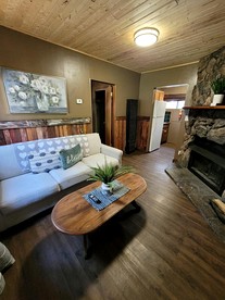 Charming, Pet Friendly Cottage with Private Sun Deck and Shared Outdoor Pool near Magic Mountain, Big Bear - glamping.directory
