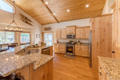 Spectacular Cabin with Foosball and Pool Table in California - Big Bear Lake, California - glamping.directory