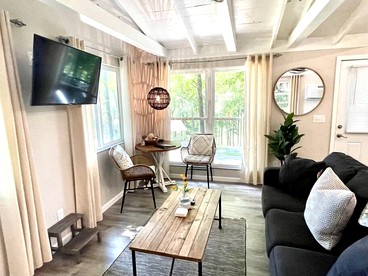 Outstanding Lakefront Cottage with Fire Pit in Cadiz, Kentucky - Cadiz, Kentucky - glamping.directory