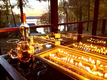 Outstanding Lakefront Cottage with Fire Pit in Cadiz, Kentucky - Cadiz, Kentucky - glamping.directory