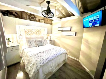 Outstanding Lakefront Cottage with Fire Pit in Cadiz, Kentucky - Cadiz, Kentucky - glamping.directory