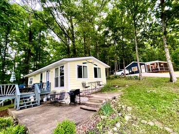 Outstanding Lakefront Cottage with Fire Pit in Cadiz, Kentucky - Cadiz, Kentucky - glamping.directory