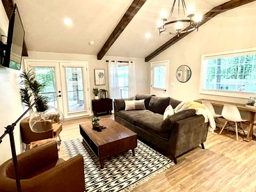 Outstanding Lakefront Cottage with Fire Pit in Cadiz, Kentucky - Cadiz, Kentucky - glamping.directory
