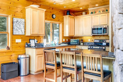 Luxurious Bear Valley Cabin in the Pines with Hot Tub, Perfect for a Family Friendly Vacation - Arnold, California - glamping.directory
