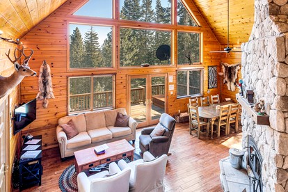 Luxurious Bear Valley Cabin in the Pines with Hot Tub, Perfect for a Family Friendly Vacation - Arnold, California - glamping.directory
