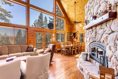 Luxurious Bear Valley Cabin in the Pines with Hot Tub, Perfect for a Family Friendly Vacation - Arnold, California - glamping.directory
