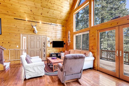 Luxurious Bear Valley Cabin in the Pines with Hot Tub, Perfect for a Family Friendly Vacation - Arnold, California - glamping.directory