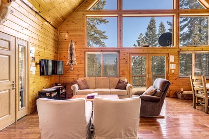 Luxurious Bear Valley Cabin in the Pines with Hot Tub, Perfect for a Family Friendly Vacation - Arnold, California - glamping.directory