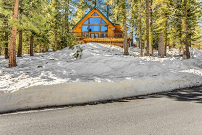 Luxurious Bear Valley Cabin in the Pines with Hot Tub, Perfect for a Family Friendly Vacation - glamping.directory