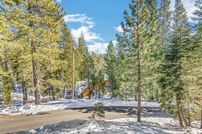 Luxurious Bear Valley Cabin in the Pines with Hot Tub, Perfect for a Family Friendly Vacation - Arnold, California - glamping.directory