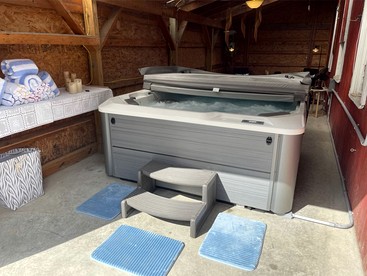 Restored Farmhouse with Hot-Tub in Penn Yan, New York - Penn Yan, New York - glamping.directory