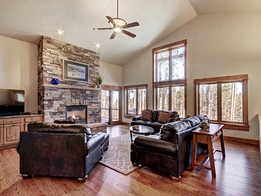 Deluxe Cabin Rental with Cozy Fireplaces near Copper Mountain, Colorado - Breckenridge, Colorado - glamping.directory