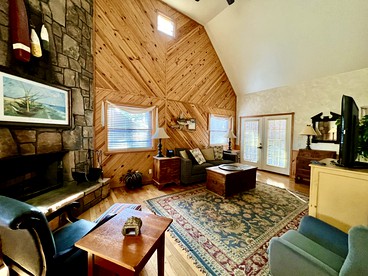 Group Cottage with Jacuzzi and Pool Incredible for Lake Water Sports in Mount Ida, Arkansas - Mount Ida, Arkansas - glamping.directory