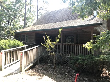 Group Cottage with Jacuzzi and Pool Incredible for Lake Water Sports in Mount Ida, Arkansas - Mount Ida, Arkansas - glamping.directory
