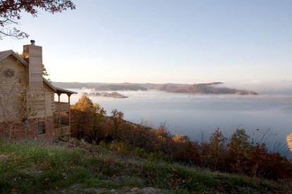 Spacious Family Cabin Getaway in the Heart of the Ozark Mountains, Arkansas - Eureka Springs, Arkansas - glamping.directory