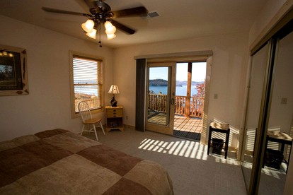 Spacious Family Cabin Getaway in the Heart of the Ozark Mountains, Arkansas - Eureka Springs, Arkansas - glamping.directory