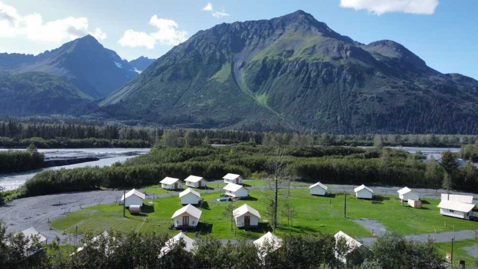 Howling Wolf Resort - glamping.directory
