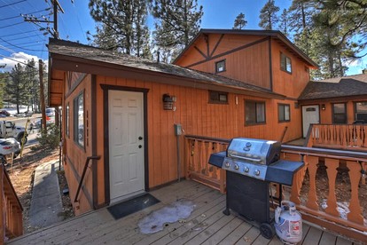 Alpine Adventure Awaits: Classic Cabin Near Snow Summit in Big Bear Lake - Big Bear Lake, California - glamping.directory