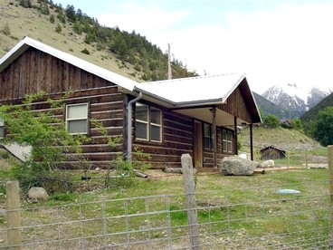 Secluded Cabin in the Beautiful Mountains of Paradise Valley, Montana - glamping.directory