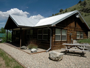 Secluded Cabin in the Beautiful Mountains of Paradise Valley, Montana - Pray, Montana - glamping.directory
