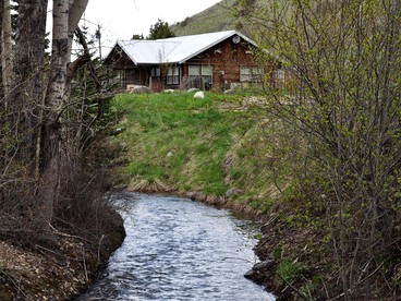 Secluded Cabin in the Beautiful Mountains of Paradise Valley, Montana - Pray, Montana - glamping.directory