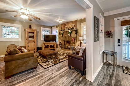 Stunning Cottage with Tennis Court and Hot-tub in Sevierville, Tennessee - Sevierville, Tennessee - glamping.directory