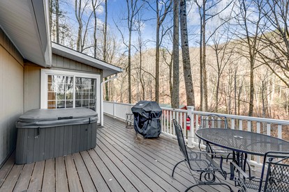 Stunning Cottage with Tennis Court and Hot-tub in Sevierville, Tennessee - Sevierville, Tennessee - glamping.directory