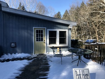 Cozy Studio Cabin Rental with Hot Tub Perfect for Glamping in Ohio - Logan, Ohio - glamping.directory