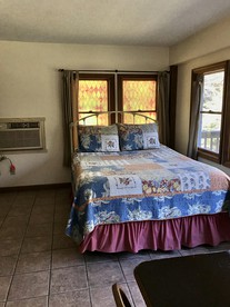 Cozy Studio Cabin Rental with Hot Tub Perfect for Glamping in Ohio - Logan, Ohio - glamping.directory