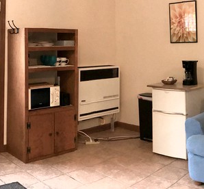 Cozy Studio Cabin Rental with Hot Tub Perfect for Glamping in Ohio - Logan, Ohio - glamping.directory