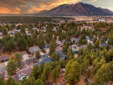 Spacious Mountain Retreat with Hot Tub and Pizza Oven, Perfect for a Luxury Retreat to Flagstaff - Flagstaff, Arizona - glamping.directory